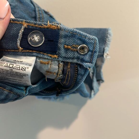 Old Navy 18-24 Month Baby Girl Frayed Hem Denim Shorts - Picture 3 of 6